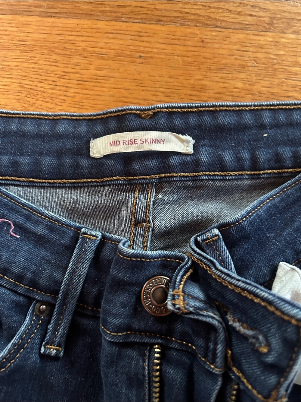 Levi's Woman’s Slim Straight Jeans - Dark Indigo & Light Blue Wash - Picture 4 of 5